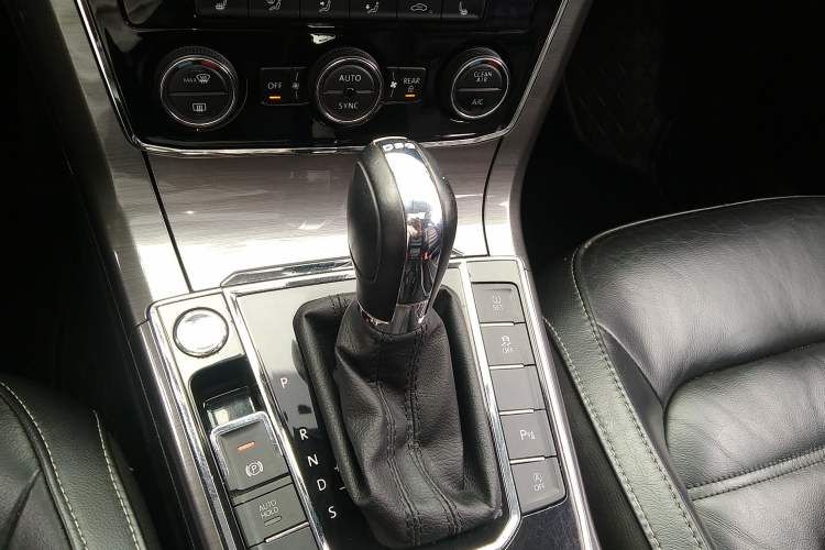 Used Volkswagen Passat 2017 330TSI DSG Luxury Edition Gear Lever