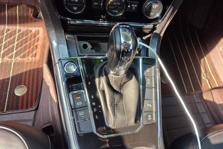 Used Volkswagen Passat 2017 330TSI DSG Luxury Edition Gear Lever