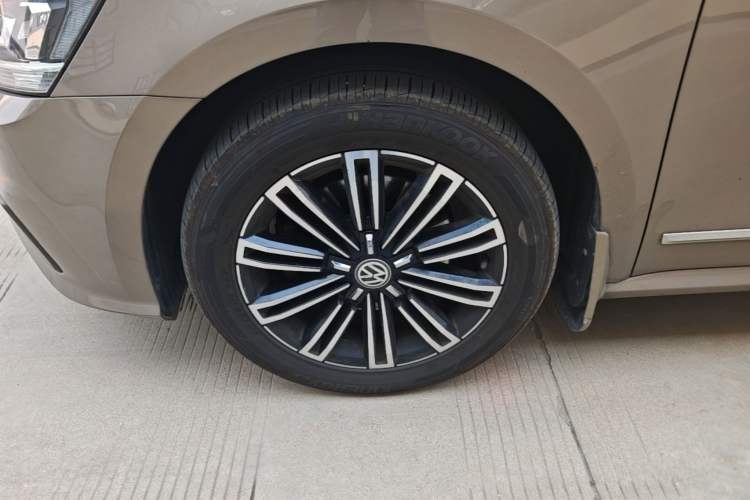 Used Volkswagen Passat 2017 330TSI DSG Prestige Edition Left Front Wheel Hub