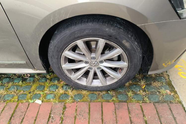 Used Volkswagen Passat 2017 330TSI DSG Luxury Edition Right Front Wheel Hub