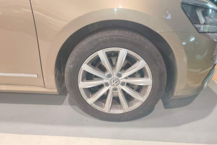 Used Volkswagen Passat 2017 330TSI DSG Luxury Edition Right Front Wheel Hub
