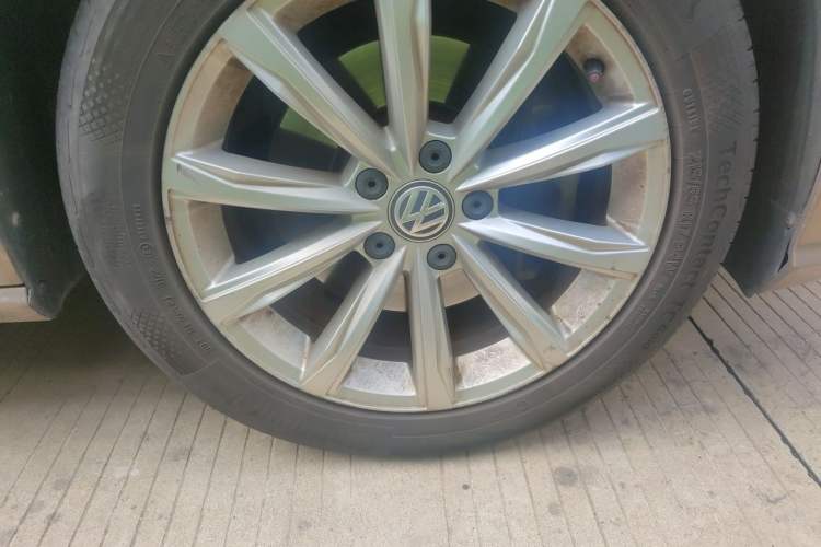 Used Volkswagen Passat 2017 330TSI DSG Luxury Edition Right Front Wheel Hub