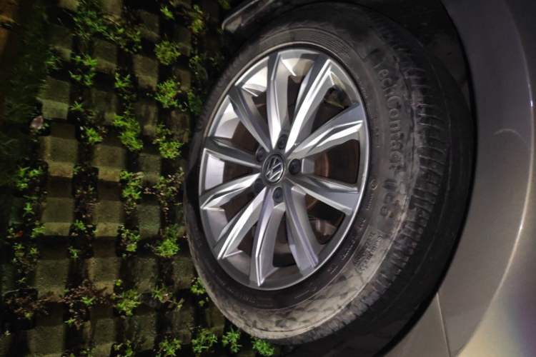 Used Volkswagen Passat 2017 280TSI DSG Luxury Edition Right Front Wheel Hub