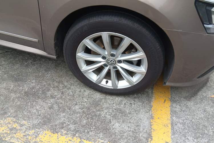 Used Volkswagen Passat 2017 280TSI DSG Luxury Edition Right Front Wheel Hub