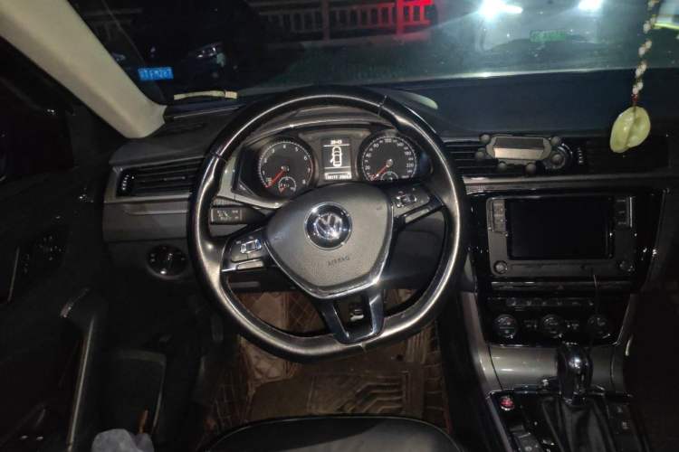 Used Volkswagen Passat 2017 280TSI DSG Luxury Edition Steering Wheel