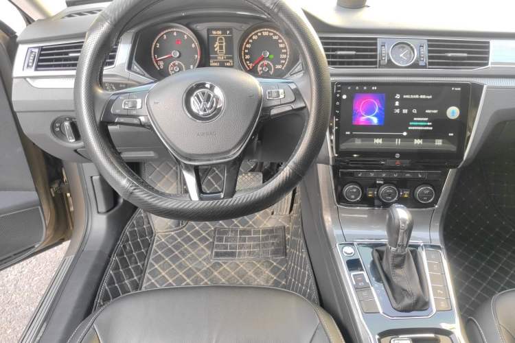 Used Volkswagen Passat 2017 330TSI DSG Luxury Edition Steering Wheel