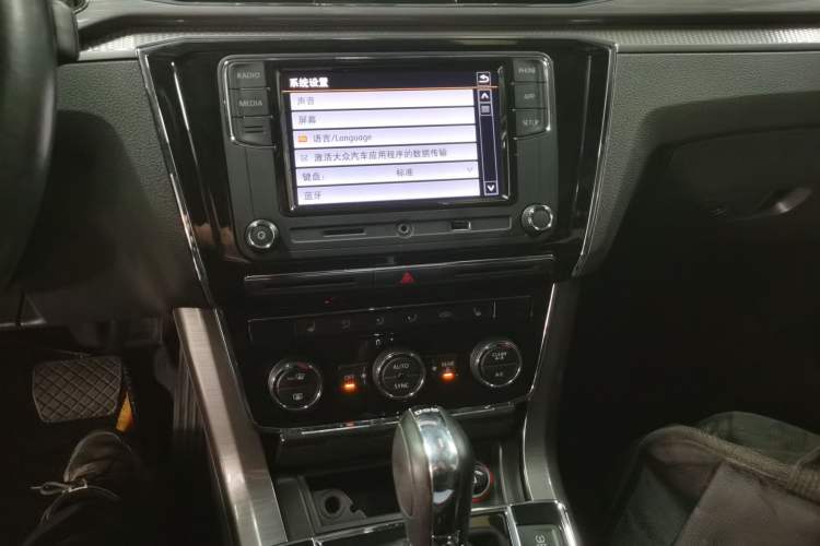 Used Volkswagen Passat 2017 330TSI DSG Luxury Edition Audio And AC Panel