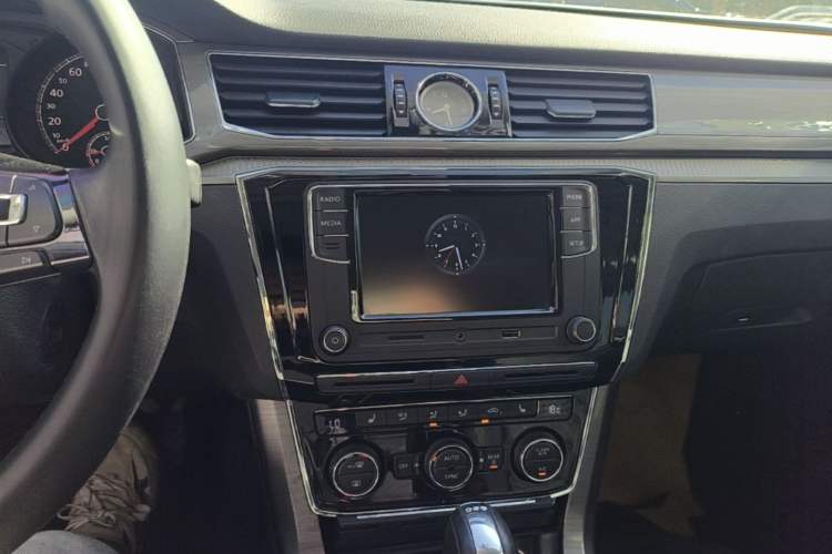 Used Volkswagen Passat 2017 330TSI DSG Luxury Edition Audio And AC Panel