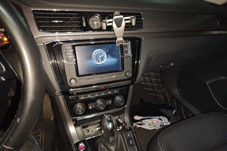 Used Volkswagen Passat 2017 280TSI DSG Luxury Edition Audio And AC Panel