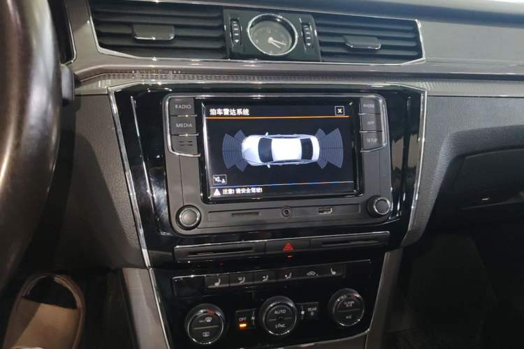 Used Volkswagen Passat 2017 330TSI DSG Luxury Edition Audio And AC Panel