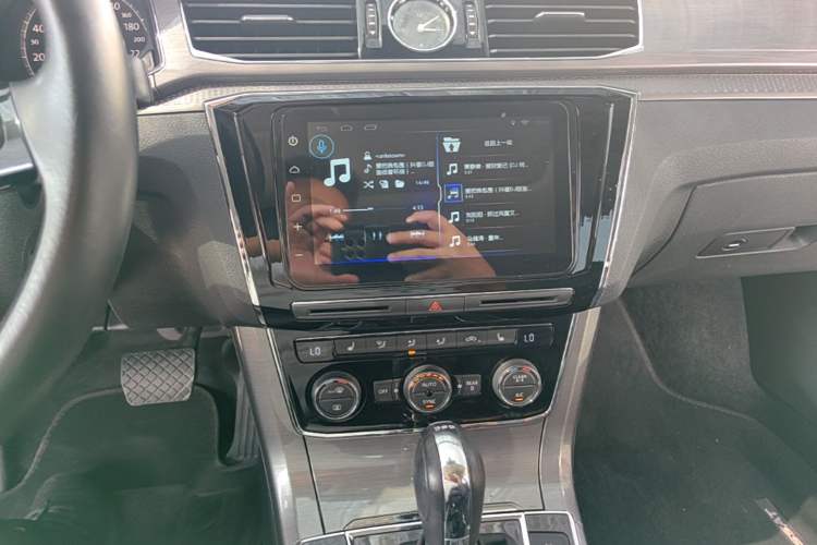 Used Volkswagen Passat 2017 330TSI DSG Luxury Edition Audio And AC Panel