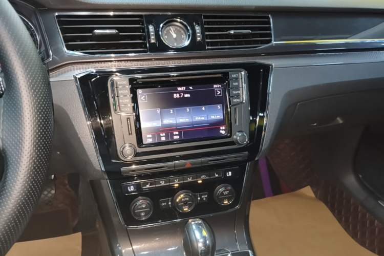 Used Volkswagen Passat 2017 330TSI DSG Prestige Edition Audio And AC Panel