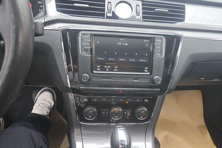 Used Volkswagen Passat 2017 330TSI DSG Luxury Edition Audio And AC Panel