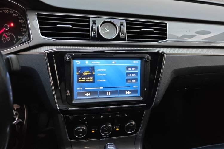 Used Volkswagen Passat 2017 330TSI DSG Luxury Edition Audio And AC Panel