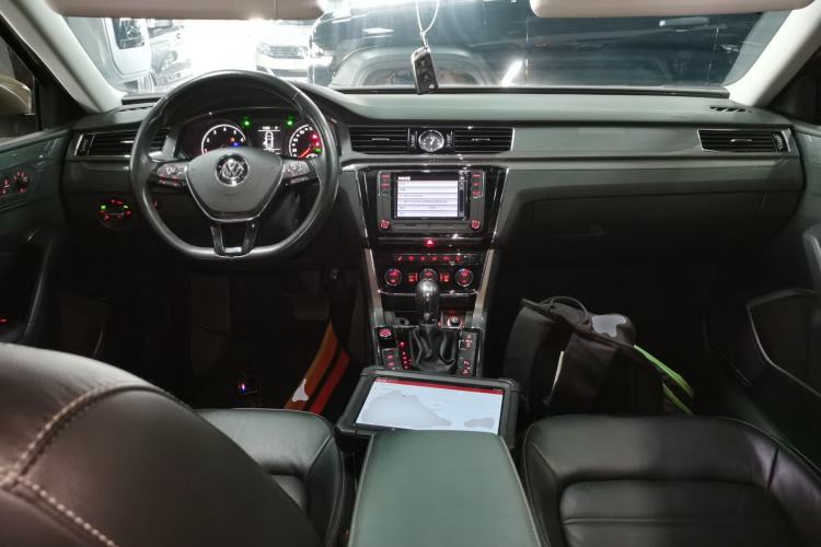 Used Volkswagen Passat 2017 330TSI DSG Luxury Edition Center Console