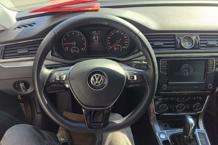 Used Volkswagen Passat 2017 330TSI DSG Luxury Edition Center Console