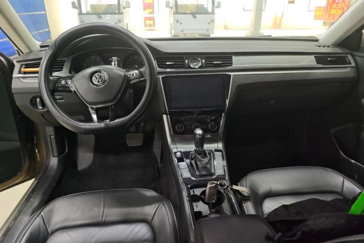 Used Volkswagen Passat 2017 330TSI DSG Luxury Edition Center Console