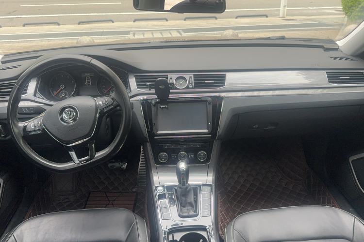 Used Volkswagen Passat 2017 280TSI DSG Luxury Edition Center Console