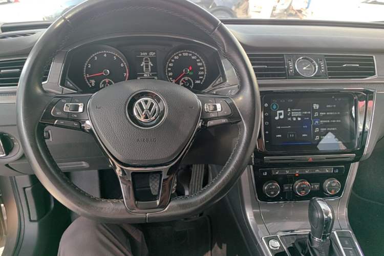 Used Volkswagen Passat 2017 330TSI DSG Luxury Edition Center Console