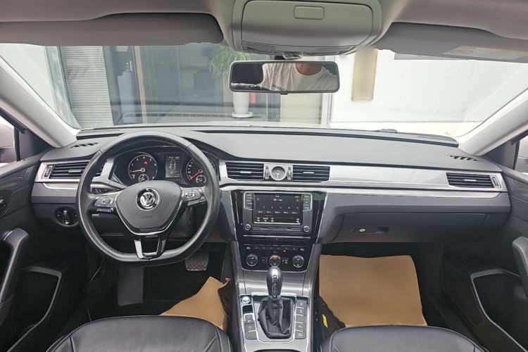 Used Volkswagen Passat 2017 330TSI DSG Luxury Edition Center Console
