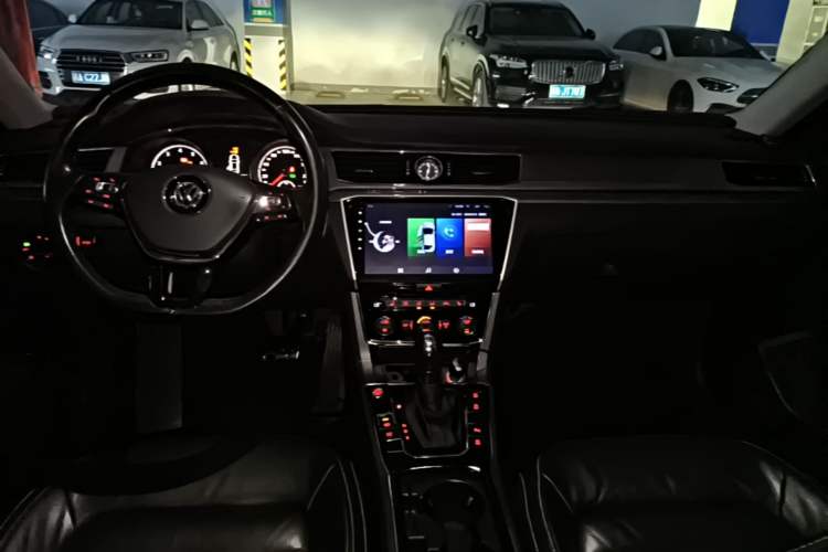 Used Volkswagen Passat 2017 330TSI DSG Luxury Edition Center Console