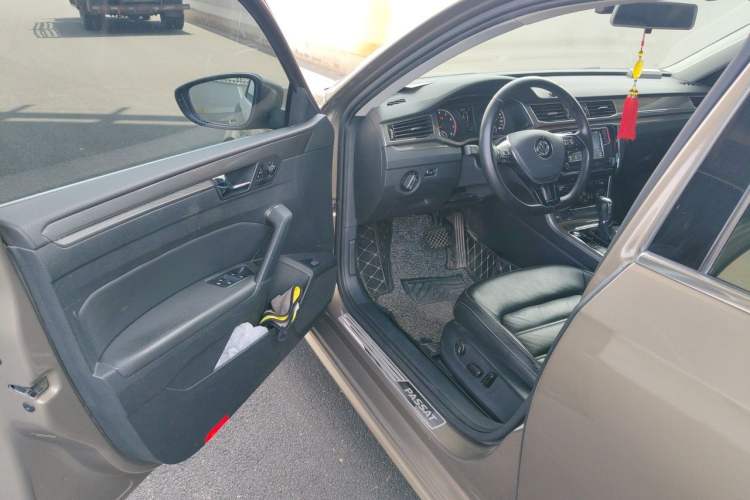 Used Volkswagen Passat 2017 330TSI DSG Luxury Edition Driver Seat
