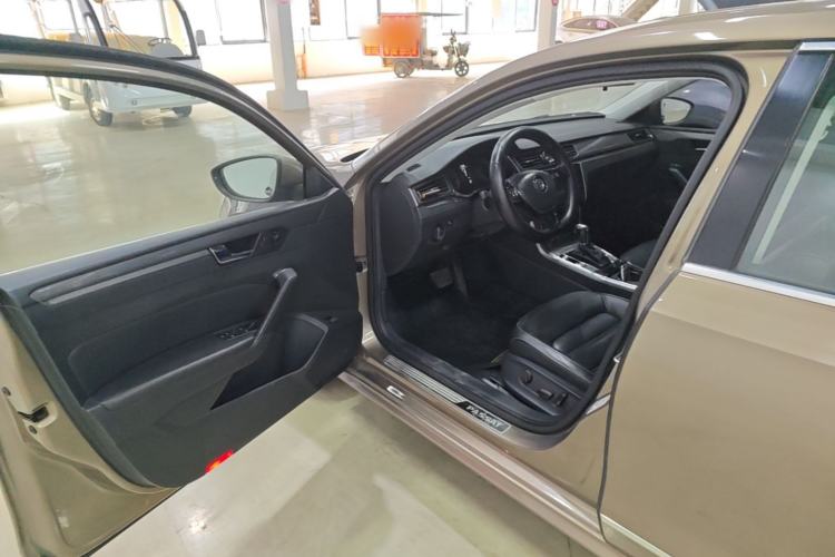 Used Volkswagen Passat 2017 330TSI DSG Luxury Edition Driver Seat