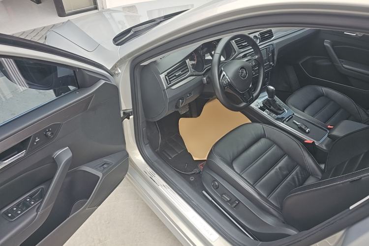 Used Volkswagen Passat 2017 330TSI DSG Luxury Edition Driver Seat