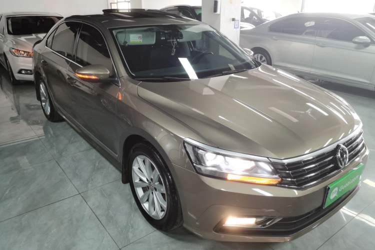 Used Volkswagen Passat 2017 330TSI DSG Luxury Edition Front Right 45 Deg