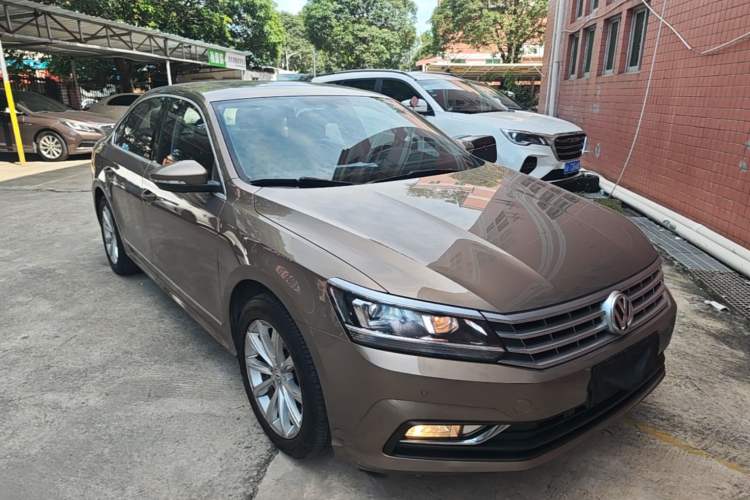 Used Volkswagen Passat 2017 330TSI DSG Luxury Edition Front Right 45 Deg