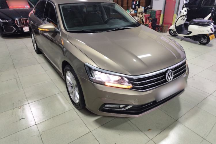 Used Volkswagen Passat 2017 330TSI DSG Luxury Edition Front Right 45 Deg