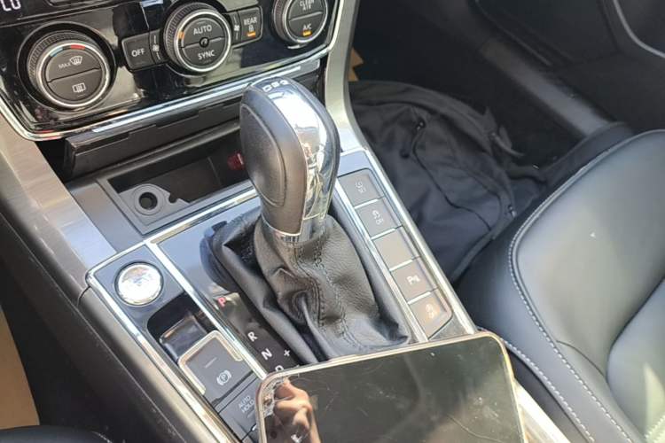 Used Volkswagen Passat 2017 330TSI DSG Luxury Edition Gear Lever