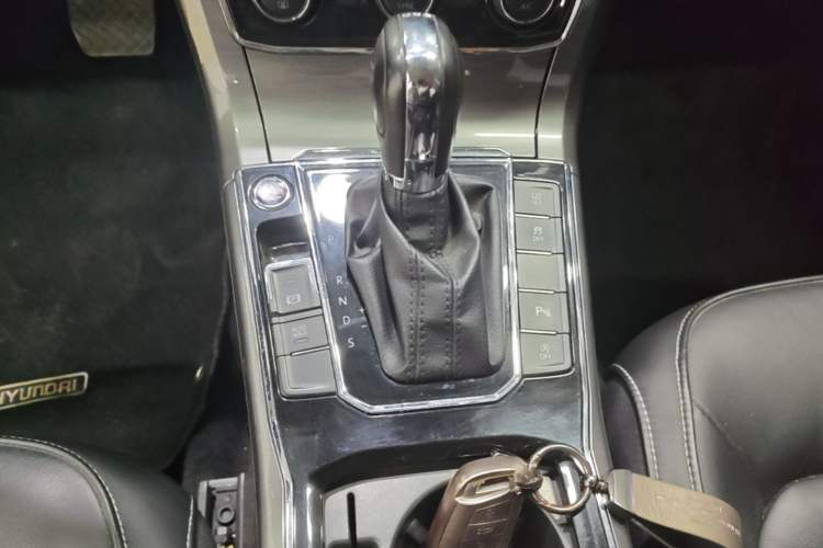 Used Volkswagen Passat 2017 330TSI DSG Luxury Edition Gear Lever