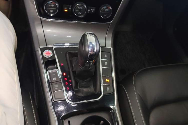 Used Volkswagen Passat 2017 330TSI DSG Luxury Edition Gear Lever