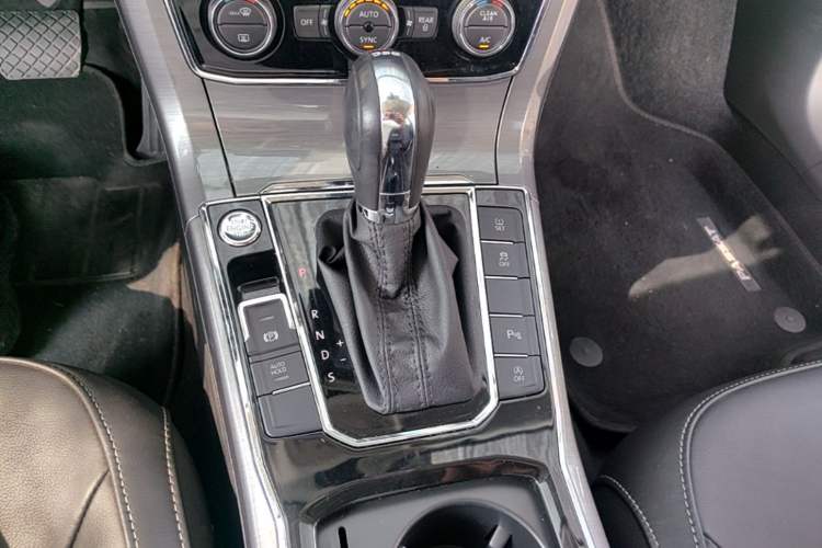 Used Volkswagen Passat 2017 330TSI DSG Luxury Edition Gear Lever