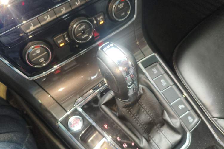 Used Volkswagen Passat 2017 330TSI DSG Prestige Edition Gear Lever