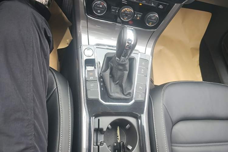 Used Volkswagen Passat 2017 330TSI DSG Luxury Edition Gear Lever