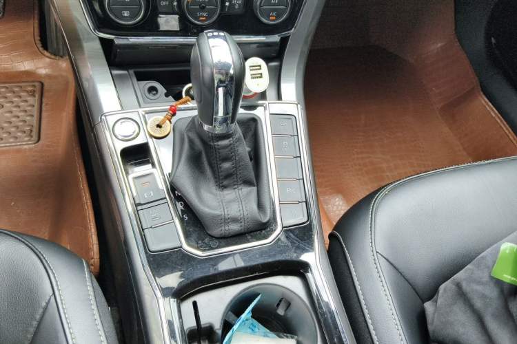 Used Volkswagen Passat 2017 330TSI DSG Luxury Edition Gear Lever