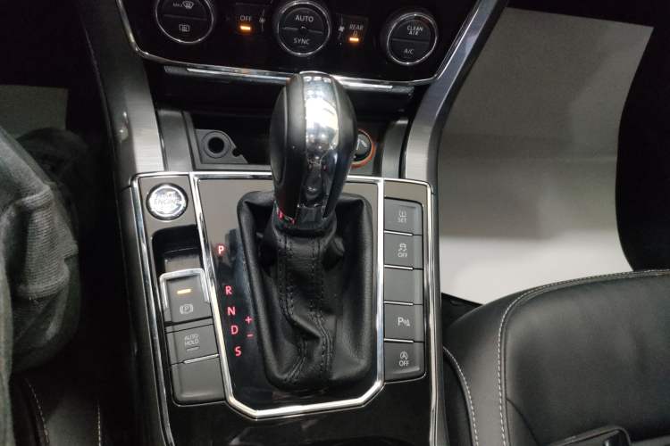 Used Volkswagen Passat 2017 330TSI DSG Luxury Edition Gear Lever