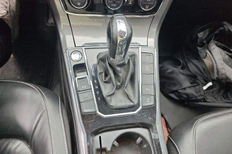 Used Volkswagen Passat 2017 280TSI DSG Luxury Edition Gear Lever