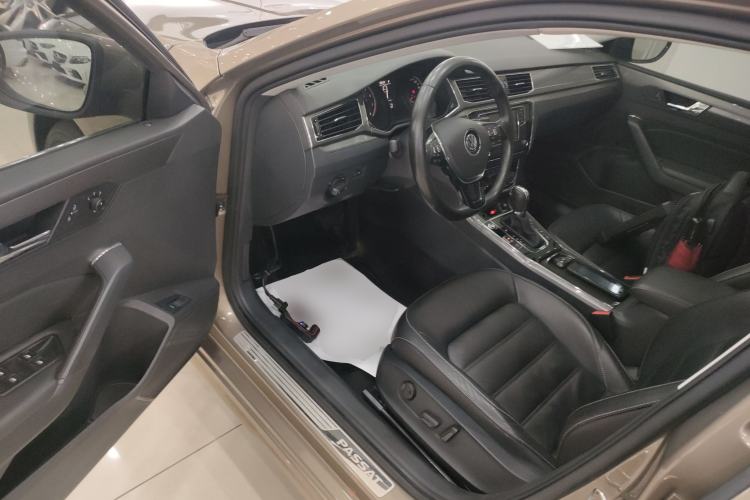 Used Volkswagen Passat 2017 330TSI DSG Luxury Edition Interior 3