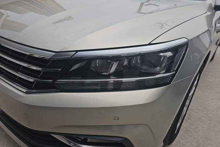 Used Volkswagen Passat 2017 330TSI DSG Luxury Edition Left Front Headlight