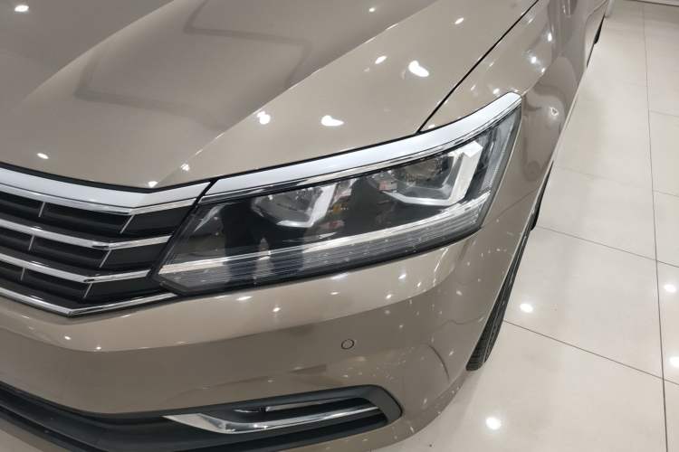 Used Volkswagen Passat 2017 330TSI DSG Luxury Edition Left Front Headlight