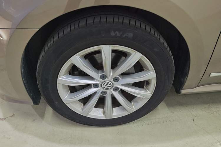 Used Volkswagen Passat 2017 330TSI DSG Luxury Edition Left Front Wheel Hub