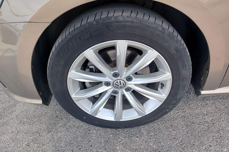 Used Volkswagen Passat 2017 330TSI DSG Luxury Edition Left Front Wheel Hub