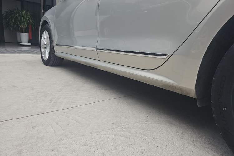 Used Volkswagen Passat 2017 330TSI DSG Luxury Edition Left Side Sill