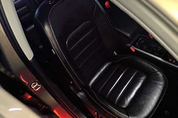 Used Volkswagen Passat 2017 330TSI DSG Luxury Edition Right Front Seat