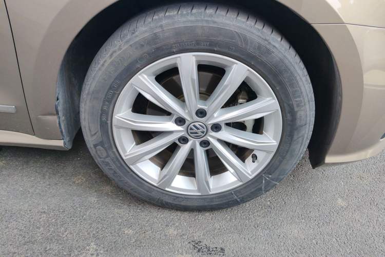 Used Volkswagen Passat 2017 330TSI DSG Luxury Edition Right Front Wheel Hub