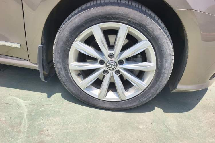 Used Volkswagen Passat 2017 330TSI DSG Luxury Edition Right Front Wheel Hub