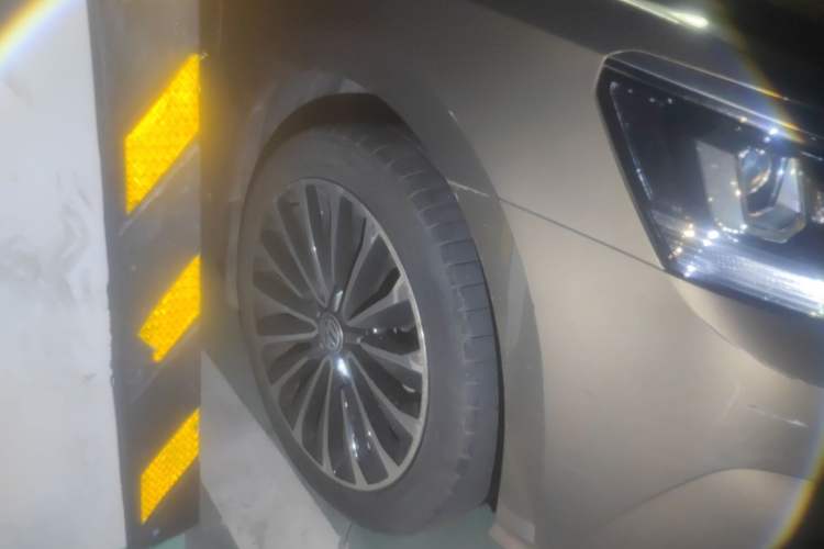 Used Volkswagen Passat 2017 330TSI DSG Prestige Edition Right Front Wheel Hub